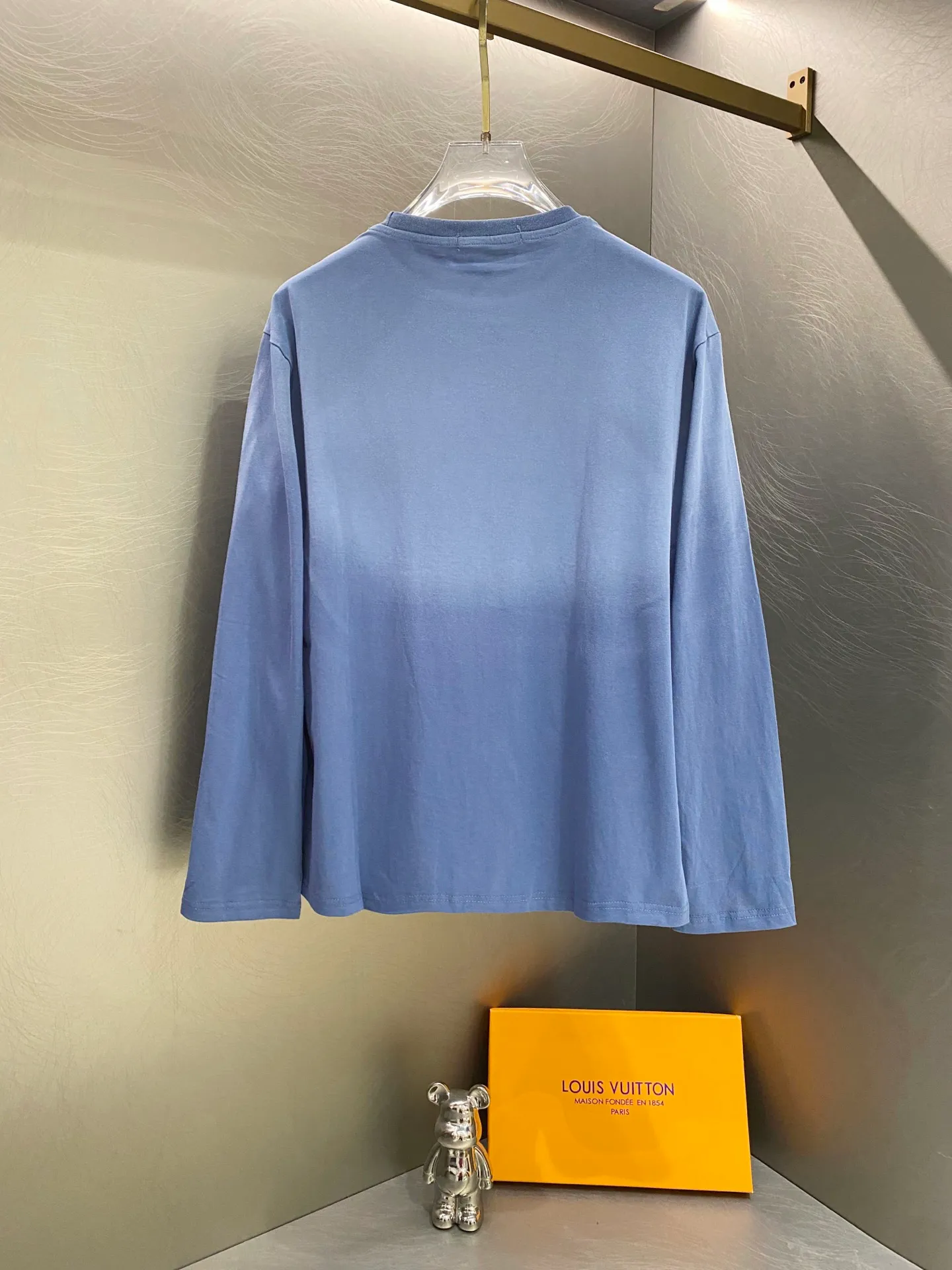 Autumn is a base layer that can be worn all year round. Acne Studios men's and women's Same Style distressed washed round neck loose long-sleeved T-shirt is made of customized G 32s 85% snowflake cotton + 15% linen blended fabric with a comfortable upper body feel. Custom-woven and dyed yarn, the color is 100% consistent. The logo adopts a specially imported screen glue printing process. The small print on the chest pocket highlights ACNE's small features. The entire set of accessories is independently developed, and every small detail is perfectly presented. Retro distressed style uses White as the base color collar, and the upper body uses a unique tea dyeing process to give a natural and Retro tone. The printing is particularly strong and not easy to fall off after high temperature fixation. Fabric customization: gram snowflake cotton, garment dyeing + hand-grinding holes + sand blasting + 1:1 customization 100% reduction! The right product on the market! The fabric is super soft for men and women Same Style ACNE Pocket Print Long Sleeve Color: Black White Pink Navy Blue Gray Size：S-XL